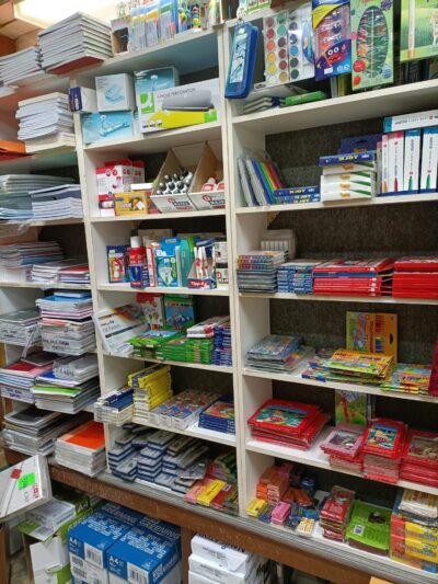 Nuestro catálogo de productos orientados a lo escolar es muy amplio también. Podemos destacar productos desde folios y libretas, hasta plastilinas y ceras de todo tipo de colores.